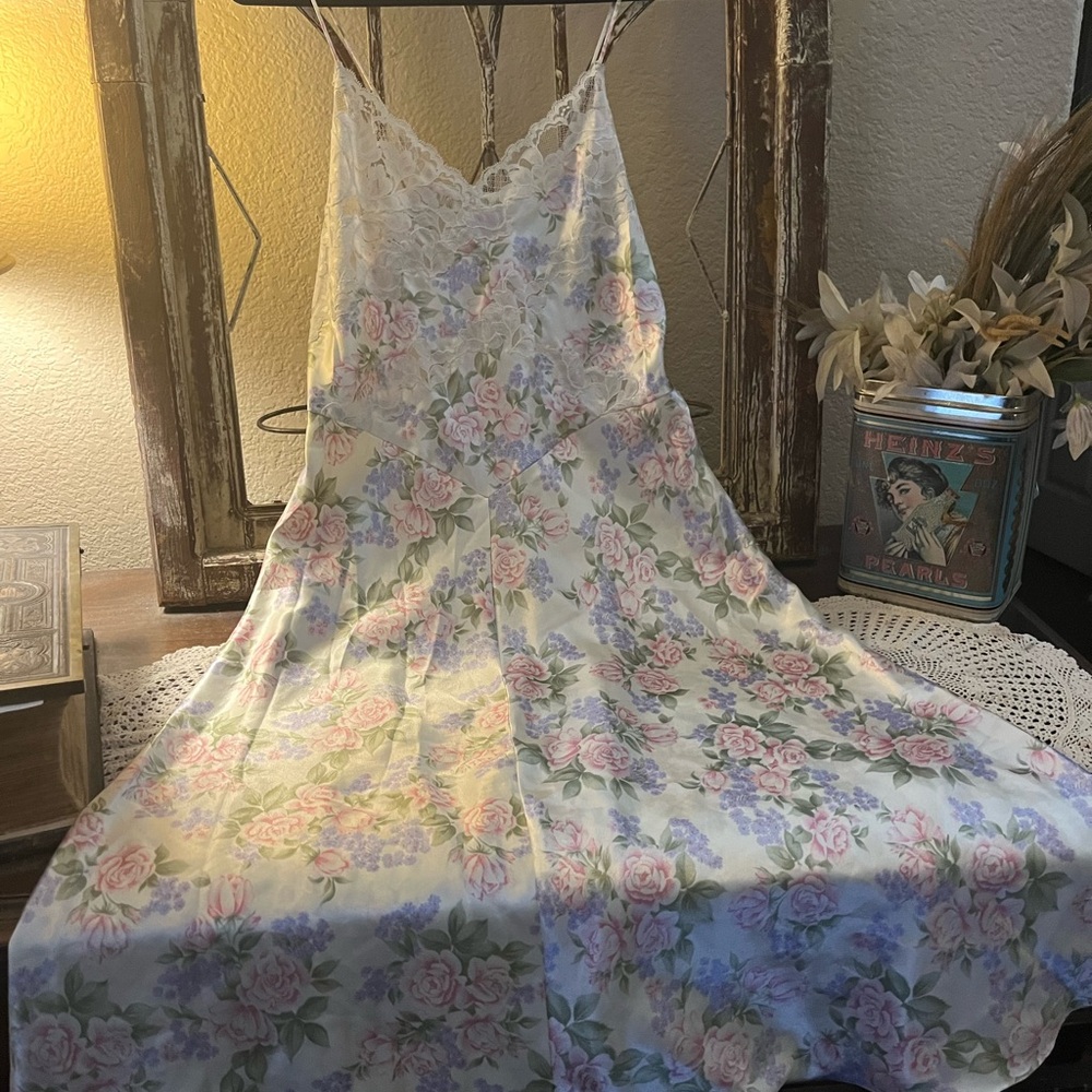Victoria's Secret Floral Lace Chemise in Cream and Pink - Picture 2 of 10